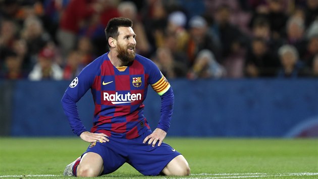 Barcelonsk kapitn Lionel Messi lituje nevyuit ance v zpase Ligy mistr proti Slavii.