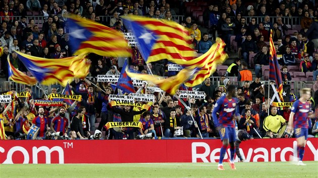 ZA NEZVISLOST KATALNSKA. Fandov Barcelony vythli bhem utkn se Slavi transparenty i velk vlajky.