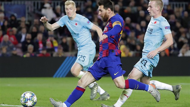 Lionel Messi v dresu Barcelony zakonuje na slvistickou brnu pot, co unikl brncmu Petru evkovi (23).