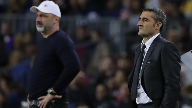 Barcelonsk trenr Ernesto Valverde a jeho slvistick protjek Jindich Trpiovsk pozoruj sv svence v zpase Ligy mistr.