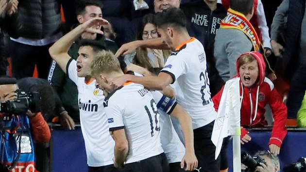 Glov radost fotbalist Valencie v zpase Ligy mistr proti Lille.