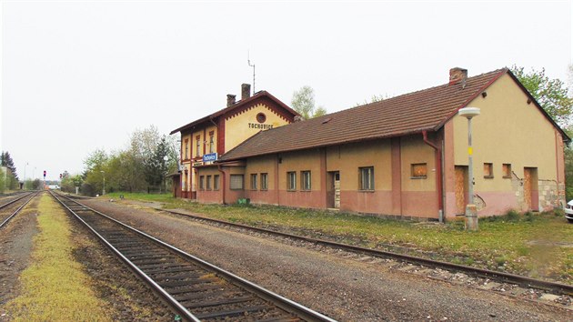 Staniční budova v Tochovicích. Přístavba vpravo vznikla kvůli vlečce k přehradě Orlík.  
GPS: 49.5887944N, 13.9877381E