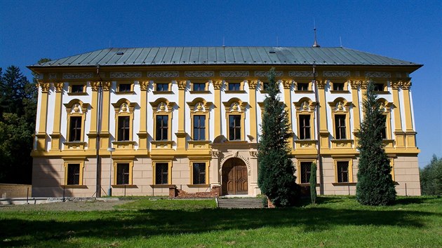 Byla opravena fas�da a za ��asti ob�tav�ch brig�dn�k� se vyklidily a vymalovaly rozs�hl� vnit�n� prostory. 