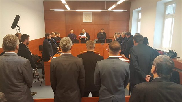 Okresn soud v Novm Jin ve stedu vynesl znovu zproujc rozsudek nad destkou obalovanch ze eleznin tragdie ve Studnce.((6.listopadu. 2019)