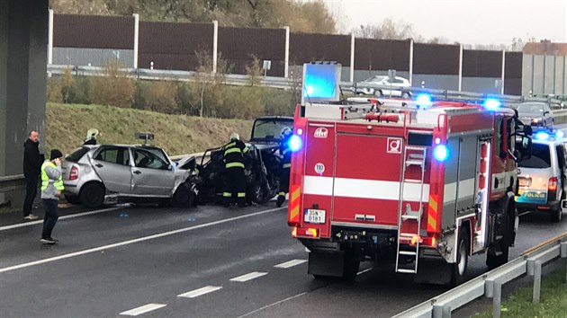 Na obchvatu Kolna nedaleko obce Nebovidy se odpoledne eln srazila dv auta. Jeden lovk zemel, dal je v pi zchran.