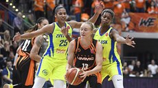 Alyssa Thomasová (vlevo) a Valéria Vukosavljeviová z USK Praha brání Jelenu...