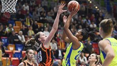 Alyssa Thomasová z USK Praha stílí, brání Emma Meessemanová z Jekatrinburgu.