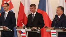 eský premiér Andrej Babi na setkání premiér V4 na Praském hrad. Vlevo jeho...