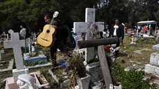 Muzikanti na hbitov v Mexico City (1. 11. 2019)