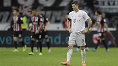 Robert Lewandowski z Bayernu Mnichov poté, co jeho tým inkasoval pátý gól proti...
