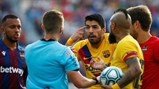 Luis Suárez (uprostřed) z Barcelony ve sporu s rozhodčím.
