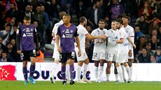 Fotbalisté Lyonu (v bílém) se radují ze vstelené branky proti Toulouse.