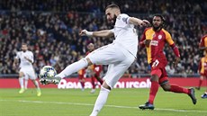 Karim Benzema z Realu Madrid centruje ped branku v utkání proti istanbulskému...