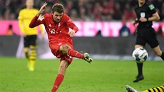 Nmecký útoník Thomas Müller (Bayern Mnichov) pálí na branku Borussie Dortmund.