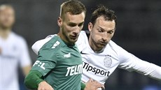 Spar�anský úto�ník Libor Kozák se sna�í napadat Milo�e Kratochvíla z Jablonce.