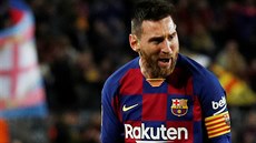 Lionel Messi oslavuje svoji trefu z přímého kopu.