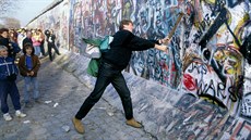 Muž  bourá pomocí krumpáče část Berlínské zdi nedaleko Braniborské brány. (10....