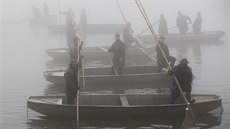 Rybá�i postupn� zatahují sí�.