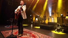 Kiefer Sutherland v roli zpváka a muzikanta