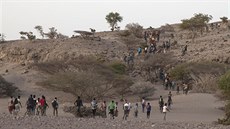 Etiopští migranti jsou vedeni převaděčem. (15. července 2019)