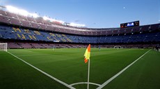 Obrovitý stadion Camp Nou hodiny p�ed zápasem Ligy mistr� mezi Barcelonou a...