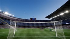 Obrovitý stadion Camp Nou hodiny ped utkáním Ligy mistr mezi Barcelonou a...