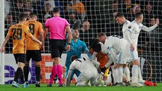 Obránce Kenan Bajri zstal po zásahu kopakou do hlavy v utkání Slovanu...