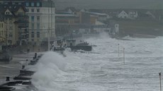 Jihozápad Francie trápí silný vítr a boue. Snímek pochází z Wimereux. (2....