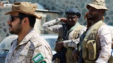 Saúdskoarabtí vojáci asistují rozdávání zdravotnické pomoci v nemocnici v...