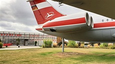 Zadní partie Lady Agnes a prosklený hangár s expozicí Interflugu