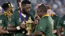 Jihoafrický kapitán Siya Kolisi (vlevo) s trofejí pro ragbyové mistry světa s...