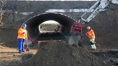 Budoucí cyklostezka mezi ��árem a Str�anovem je vedena pod frekventovanou...