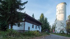 Celý komplex sousedí s rozhlednou. Tvoí ho dv hlavní budovy se 14 pokoji k...