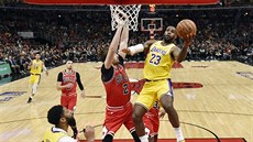 LeBron James z Los Angeles Lakers zakon�uje v utkání proti Chicagu.