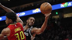 LaMarcus Aldridge ze San Antonia se dere do zakonení, brání ho Damian Jones z...