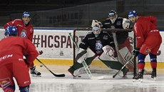 Brankái Roman Will (v popedí) a Marek Langhamer na tréninku eské hokejové...