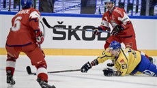 védský hokejista Fredrik Handemark padá po stetu s Michalem epíkem, pihlíí...