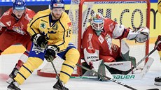 Švédský hokejista Oscar Lindberg se snaží natlačit před českého gólmana Romana...