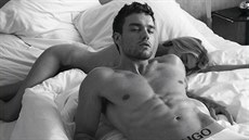 Zpvák Liam Payne a modelka Stella Maxwellová v reklamní kampani na spodní...