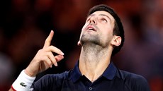 Novak Djokovi� slaví sv�j postup do semifinále halového turnaje v Pa�í�i.