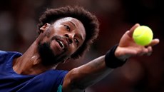 Gael Monfils podává na turnaji v paíské hale.