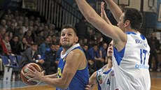 Opavský rozehráva Jakub iina (vlevo) proniká kolem ostravských basketbalist...