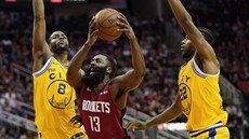 James Harden (13) z Houstonu se ítí mezi Alecem Burksem (8) a Glennem...