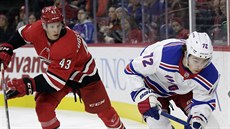 Filip Chytil (72) z NY Rangers ujídí Eetuövi Luostarinenovi z Caroliny.