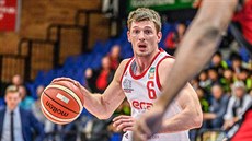 Pavel Pumprla z Nymburka úto�í na ko� Svitav.