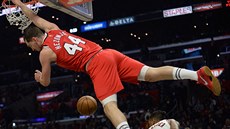 Mario Hezonja (44) z Portlandu smeuje proti Los Angeles Clippers.