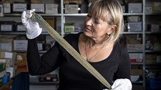 Archeolo�ka z rychnovského muzea Martina Beková ukazuje bronzový me�, který...
