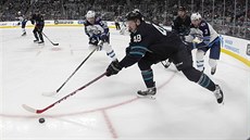 Tomá Hertl ze San Jose u puku bhem duelu s Winnipegem.