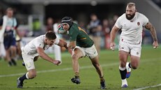 Cheslin Kolbe z Jiní Afriky u míe ve finále MS proti Anglii.