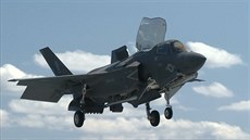 Americká stíhačka F-35 před přistáním na letadlové lodi (ilustrační snímek) | na serveru Lidovky.cz | aktuální zprávy